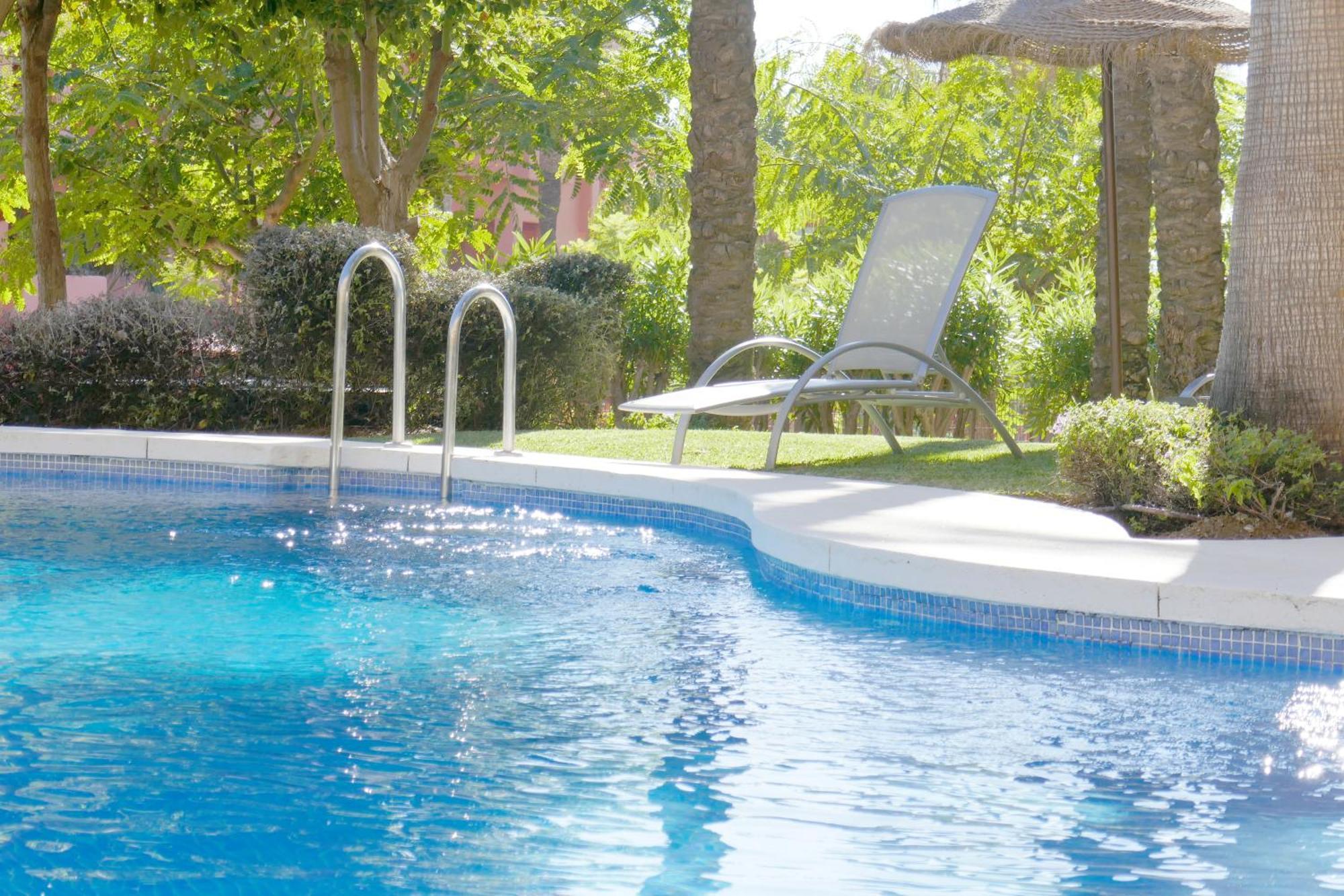 Salinas. Apartment For 4. Terrace/Parking/Pools/Gym/4Mins Beach Estepona Buitenkant foto